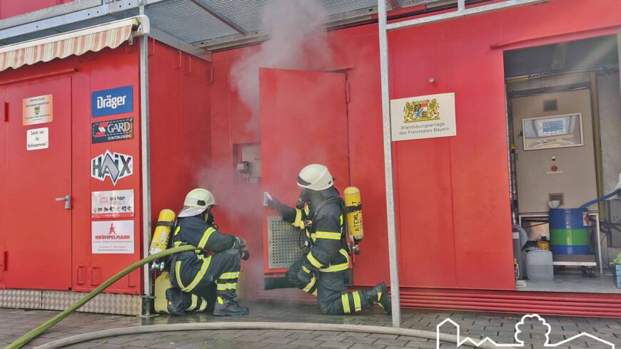 Atemschutzgeräteträger üben Verhalten bei einem Brand