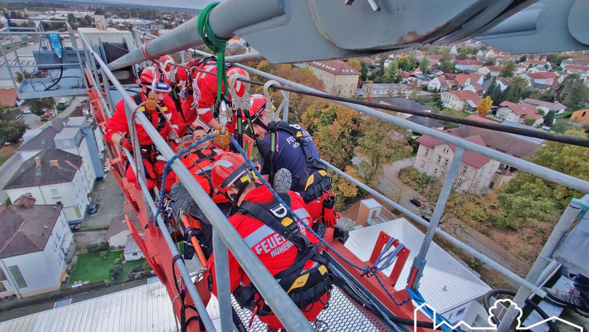 Rettung eines Bauarbeiters aus 45 Metern Höhe geübt