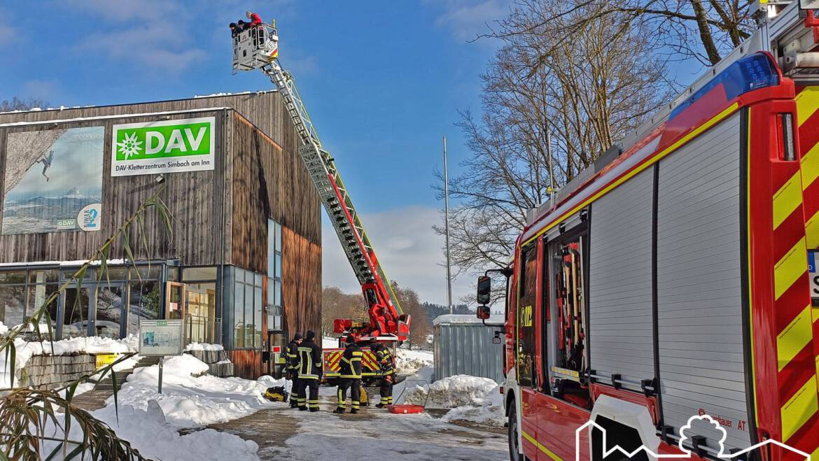 07.12.2023 – Dach von Schneelast befreien