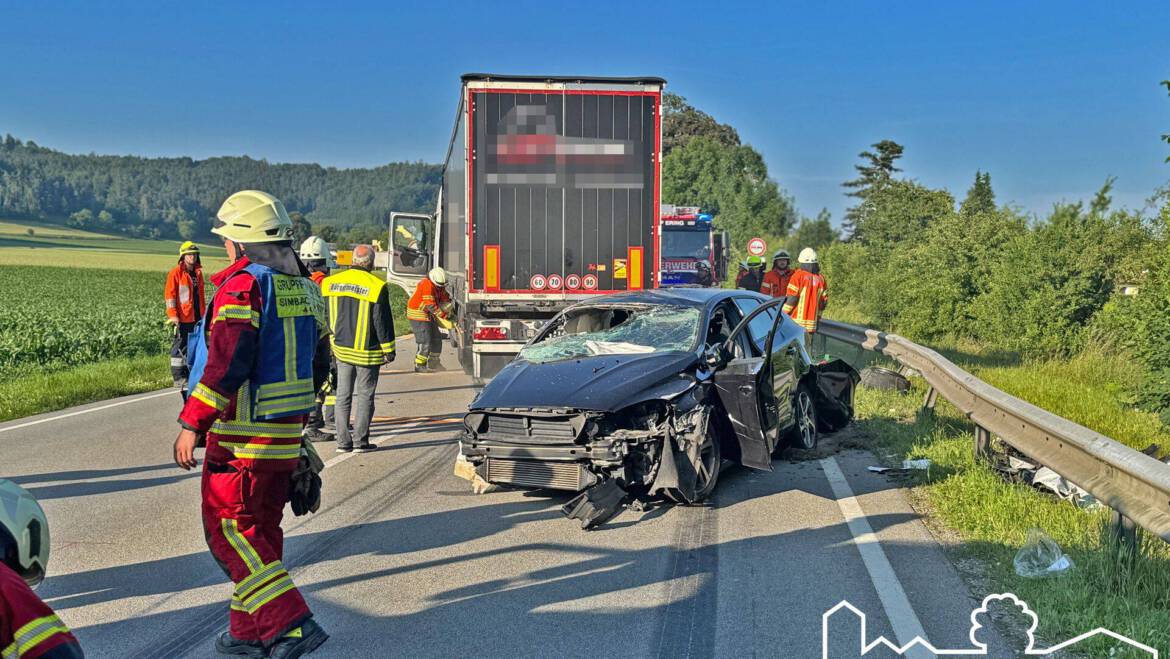 11.06.2025 – Verkehrsunfall mit LKW – Person eingeklemmt