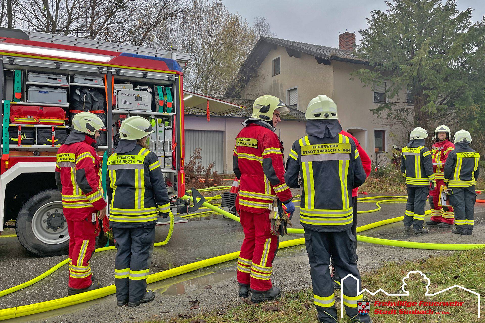 2025.11.17 Zimmerbrand – Person in Gefahr (5)