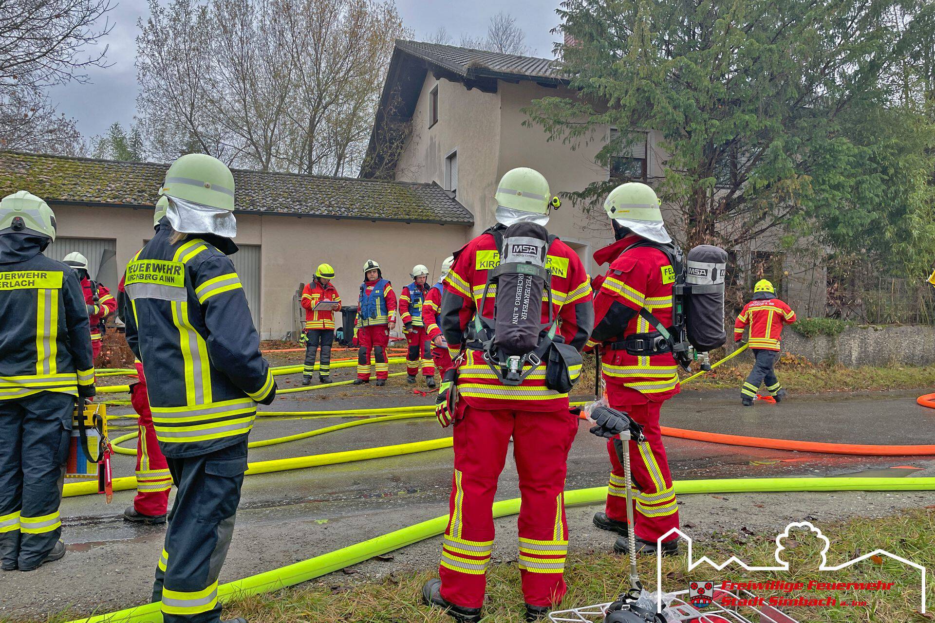 2025.11.17 Zimmerbrand – Person in Gefahr (6)