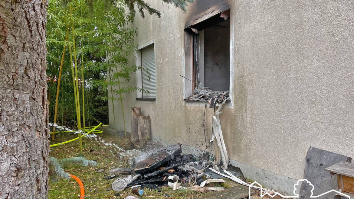 17.11.2025 – Zimmerbrand – Person in Gefahr