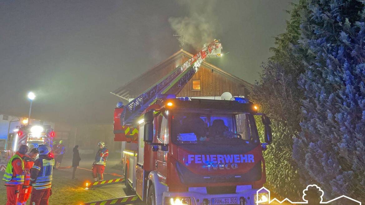 10.12.2025 – Zimmerbrand – Person in Gefahr