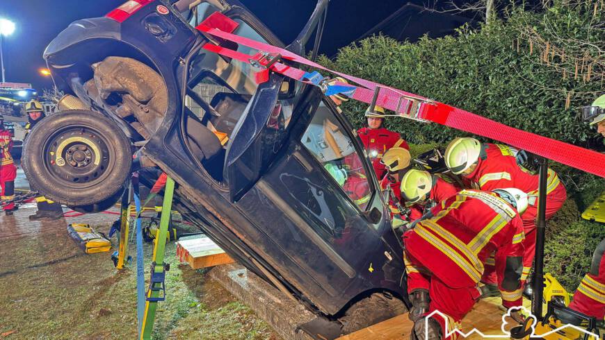 Realitätsnahe Übung: Unfall in Schacht fordert Einsatzkräfte