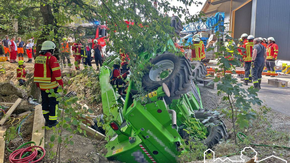 10.08.2026 – Person unter Teleskoplader eingeklemmt